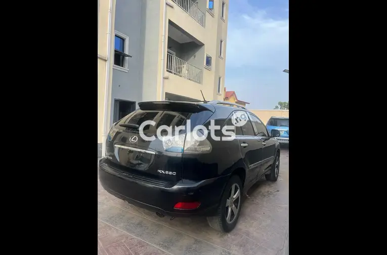 Clean Registered 2005 Lexus RX330 - 2/5