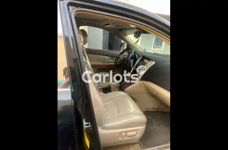 Clean Registered 2005 Lexus RX330 - 3/5