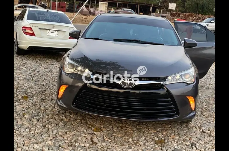 FOREIGN USED 2017 TOYOTA CAMRY XLE - 2/5