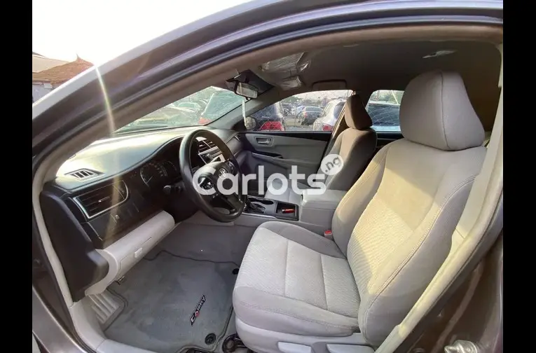 FOREIGN USED 2017 TOYOTA CAMRY XLE - 3/5