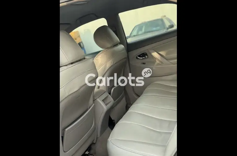 2011 TOYOTA CAMRY LE - 3/5