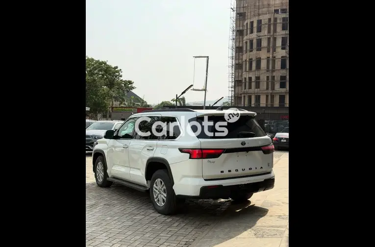 2024 TOYOTA SEQUOIA - 4/5