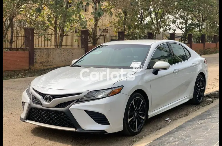 FOREIGN USED 2018 TOYOTA CAMRY XSE - 1/5