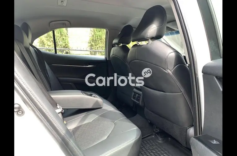 FOREIGN USED 2018 TOYOTA CAMRY XSE - 3/5