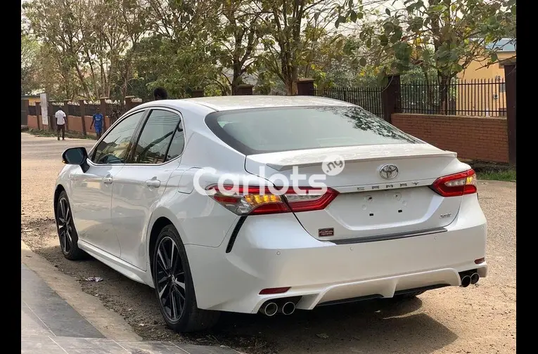 FOREIGN USED 2018 TOYOTA CAMRY XSE - 4/5