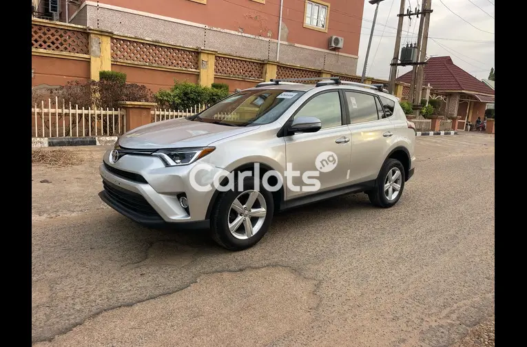 FOREIGN USED 2018 TOYOTA RAV4 XLE - 2/5