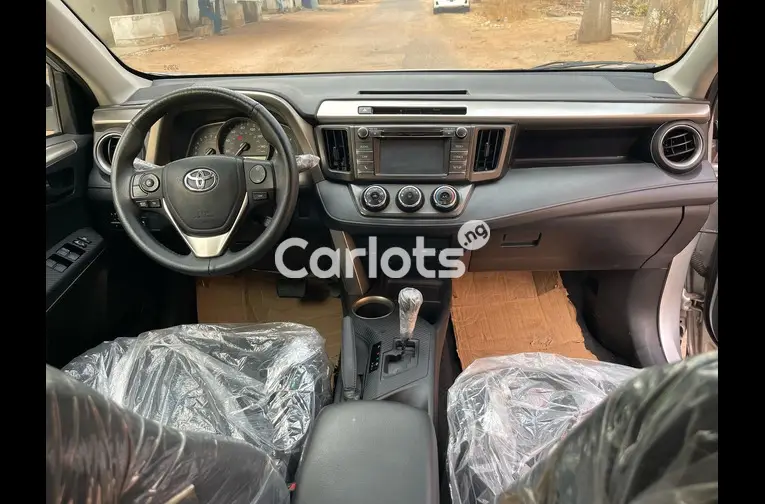 FOREIGN USED 2018 TOYOTA RAV4 XLE - 3/5