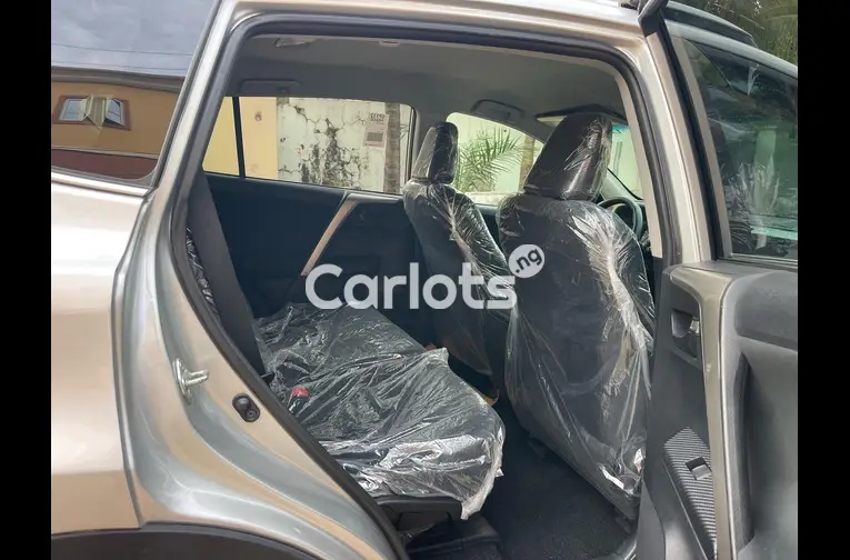 FOREIGN USED 2018 TOYOTA RAV4 XLE - 4/5