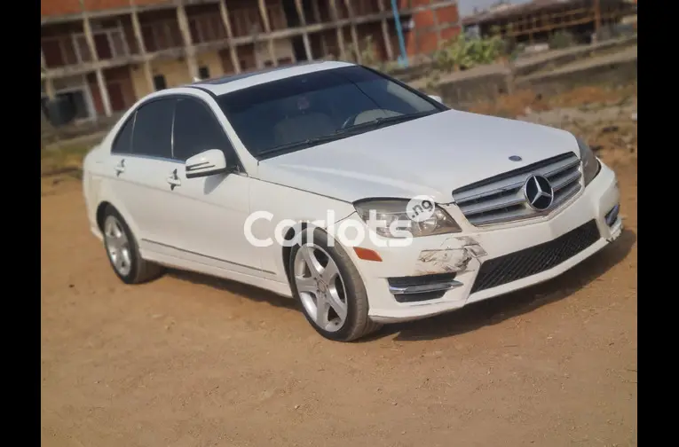 Distress sales 2009 Mercedes Benz C300