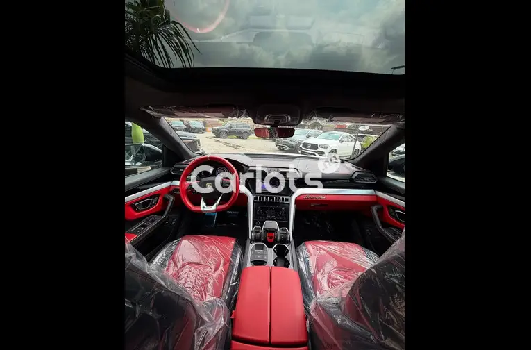 LAMBORGHINI URUS WITH VIP SEATS - 2/5