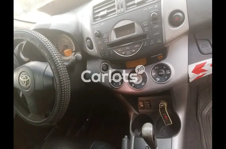 Clean 2008 Toyota RAV4 With THUMBSTART And DVD - 2/5