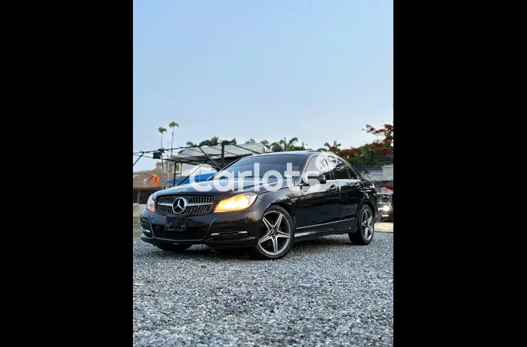 2011 MERCEDES BENZ C300