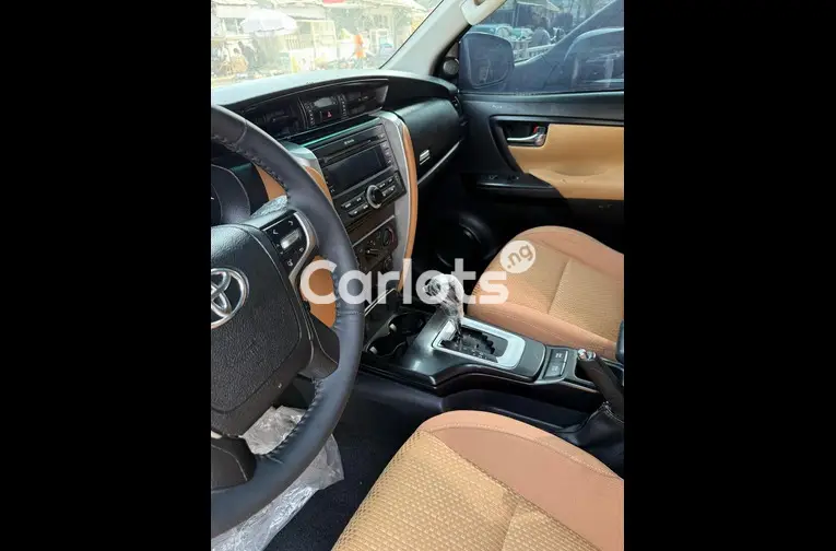 2016 TOYOTA FORTUNER - 3/5
