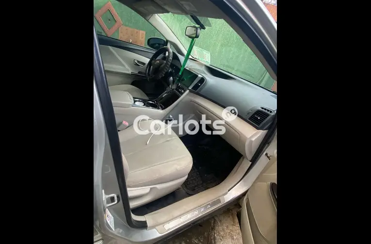 Clean First Body 2011 Toyota VENZA AWD - 2/5