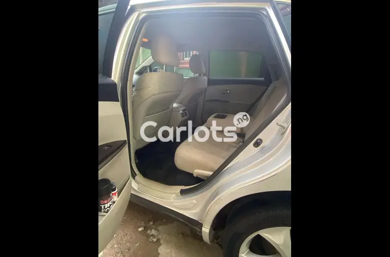 Clean First Body 2011 Toyota VENZA AWD - 3/5