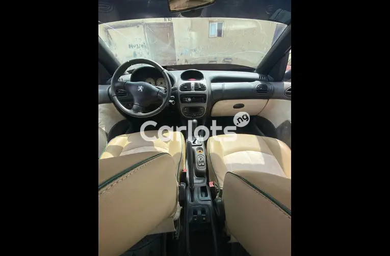 Distress sales Automatic Peugeot 206 with, pano, untampered engine and gear - 2/5