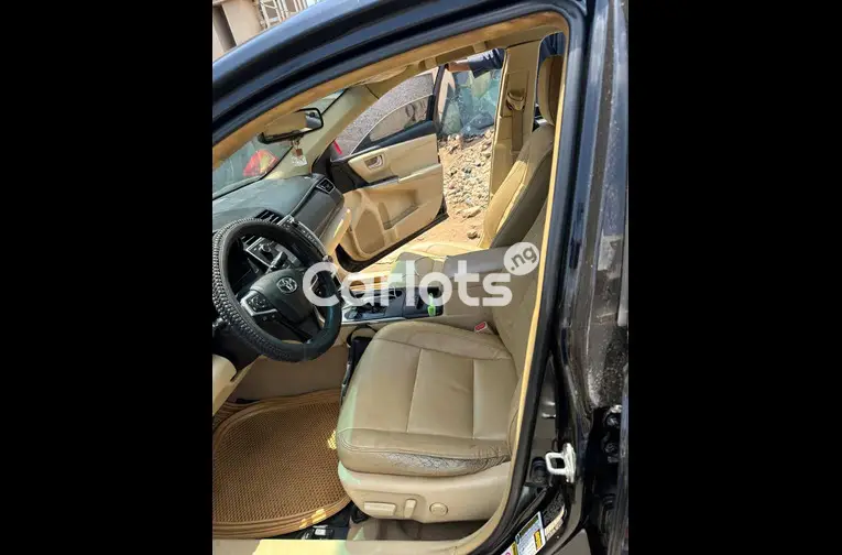 2016 TOYOTA CAMRY XLE - 2/4