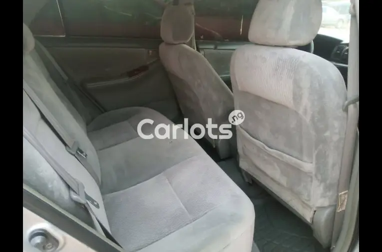 FEW MONTHS USED 2006 TOYOTA COROLLA - 3/5