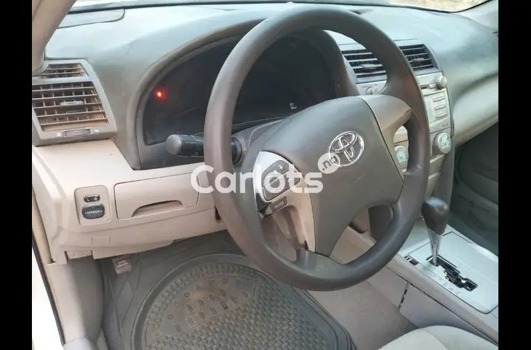 2011 UPGRADED TOYOTA CAMRY LE - 2/5