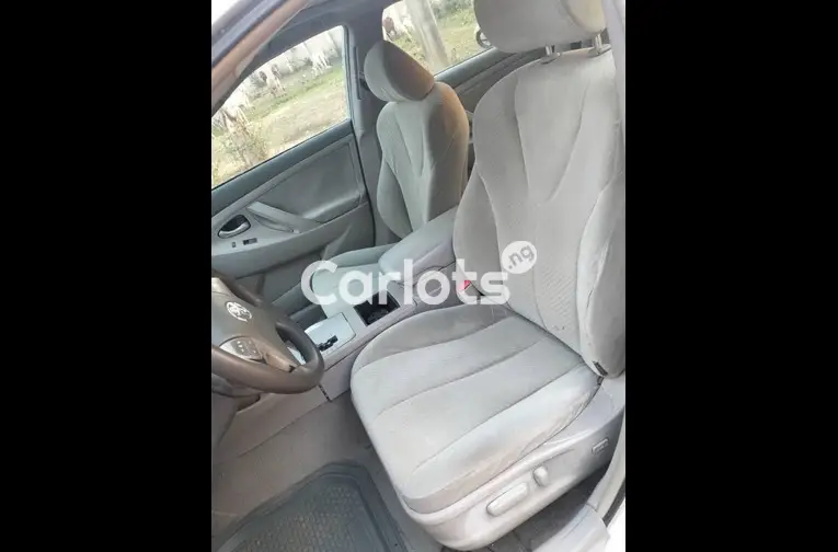 2011 UPGRADED TOYOTA CAMRY LE - 3/5