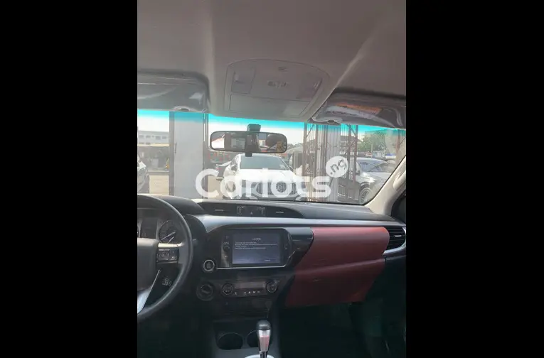 Brand New 2023 Toyota Hilux SR5 Full Option - 2/5