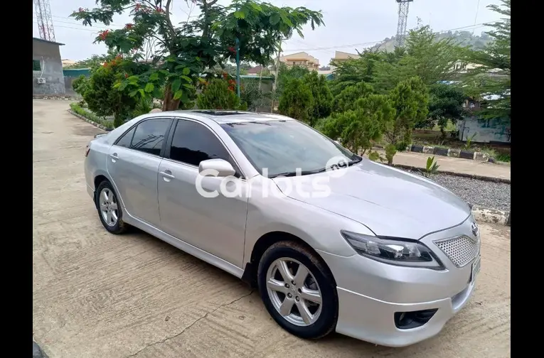 2011 UPGRADED TOYOTA CAMRY SE - 2/5