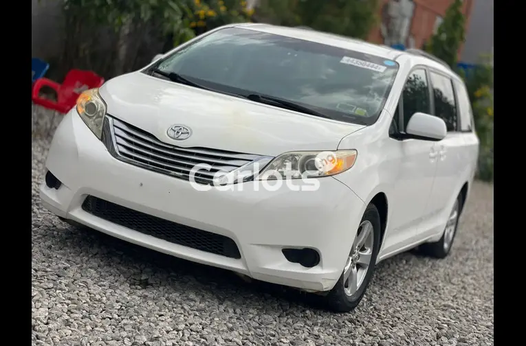 2011 TOYOTA SIENNA LE