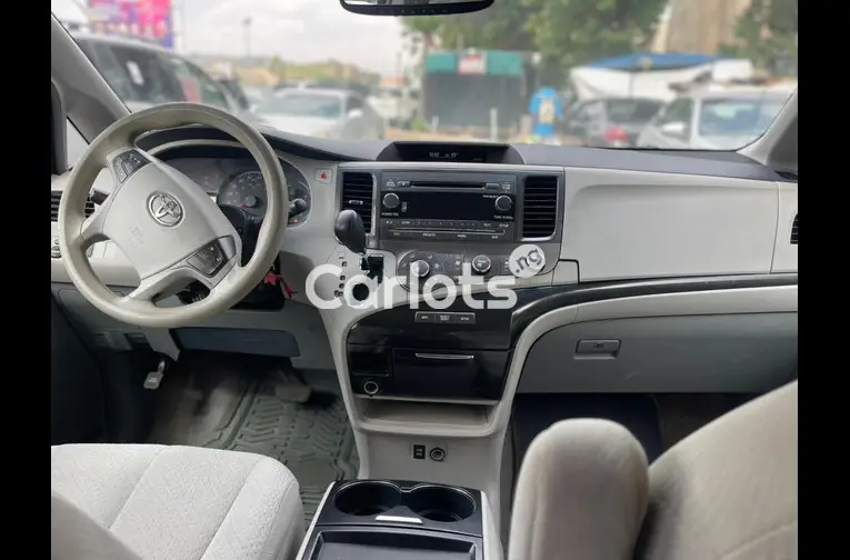 2011 TOYOTA SIENNA LE - 2/5