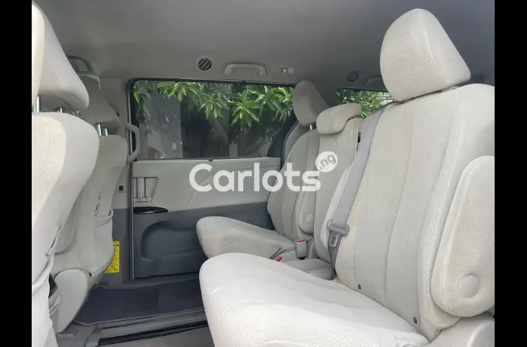 2011 TOYOTA SIENNA LE - 3/5