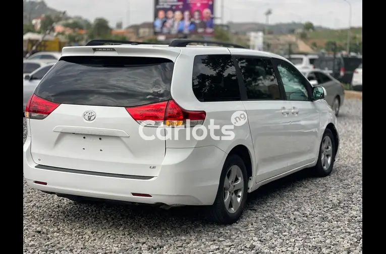 2011 TOYOTA SIENNA LE - 4/5