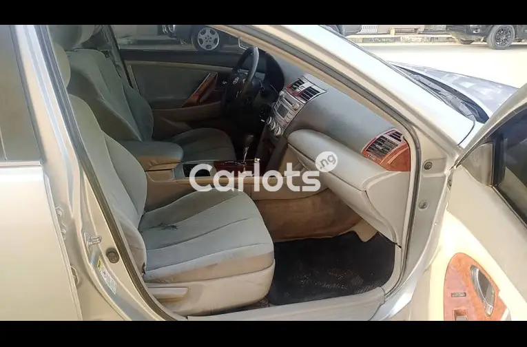Clean 2008 Toyota Camry - 2/5