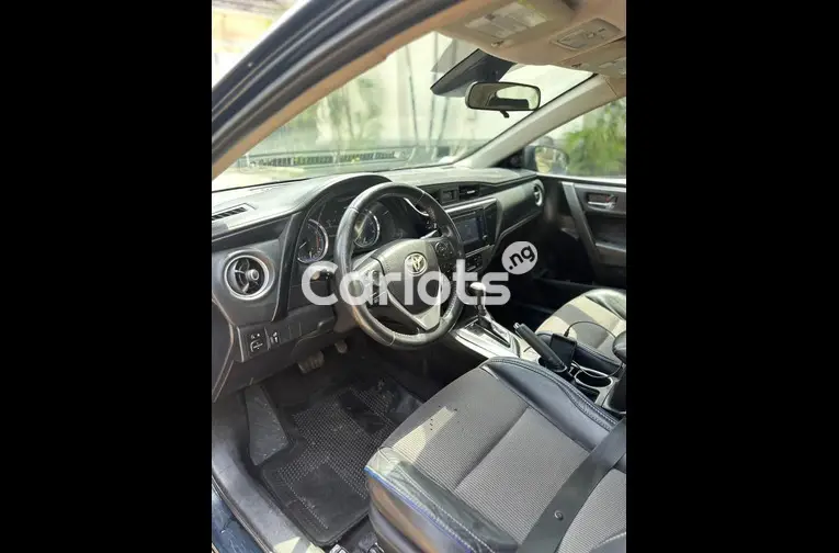 2018 TOYOTA COROLLA SE - 3/5