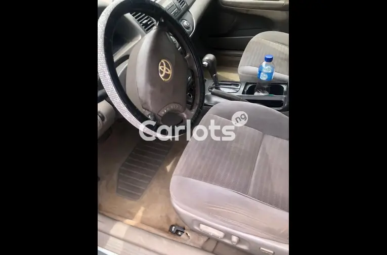 Clean 2005 Toyota Camry LE - 2/5