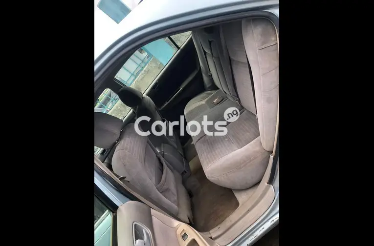 Clean 2005 Toyota Camry LE - 3/5