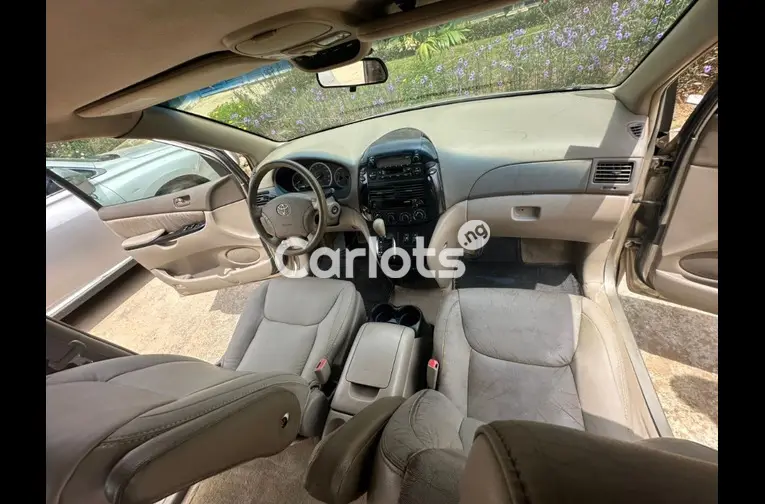 2005 TOYOTA SIENNA XLE - 2/5