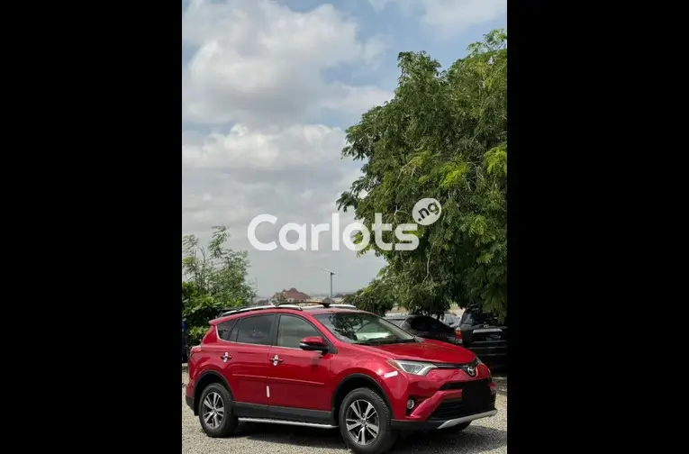 2017 TOYOTA RAV4 XLE - 2/5