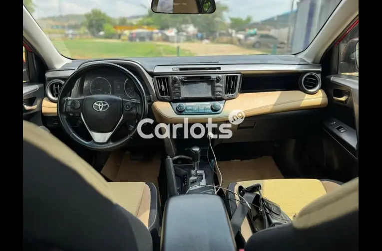 2017 TOYOTA RAV4 XLE - 3/5