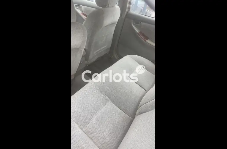 Clean 2004 Toyota Corolla LE - 3/5