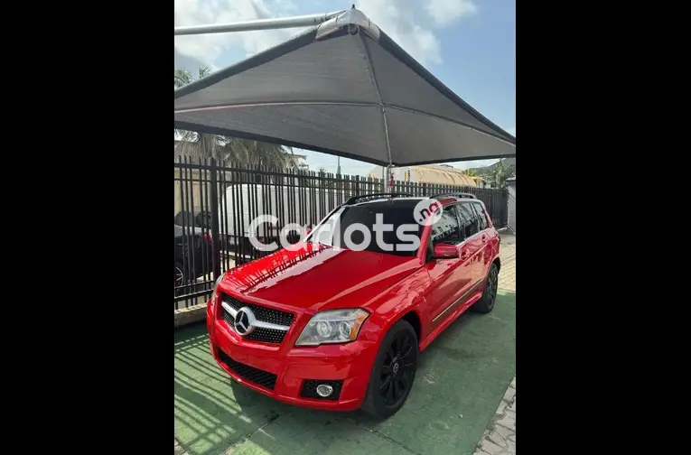 CLEAN 2010 MERCEDES BENZ GLK350 4MATIC - 1/5