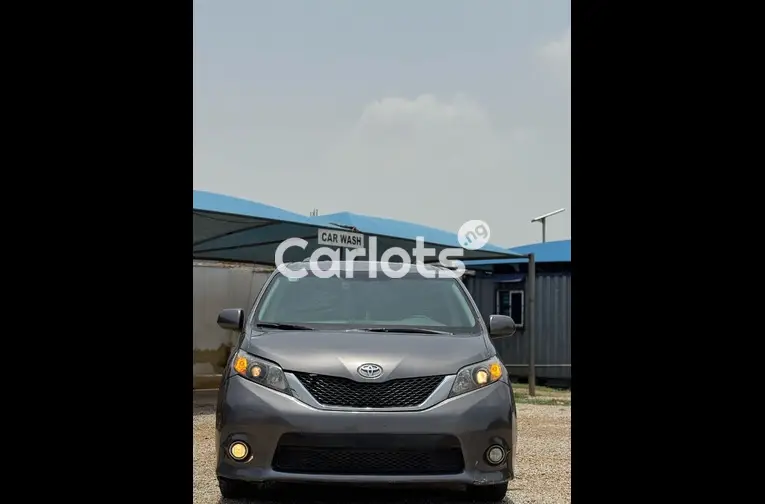 2011 TOYOTA SIENNA SE - 1/5