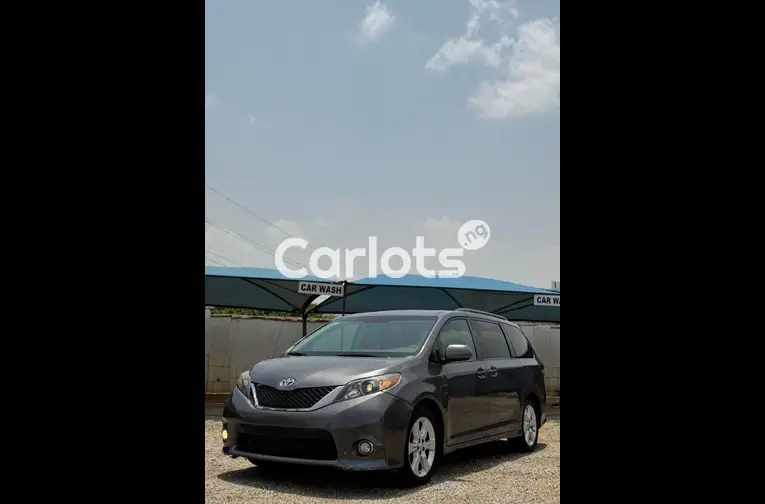 2011 TOYOTA SIENNA SE - 2/5