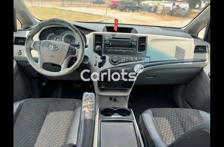 2011 TOYOTA SIENNA SE - 3/5