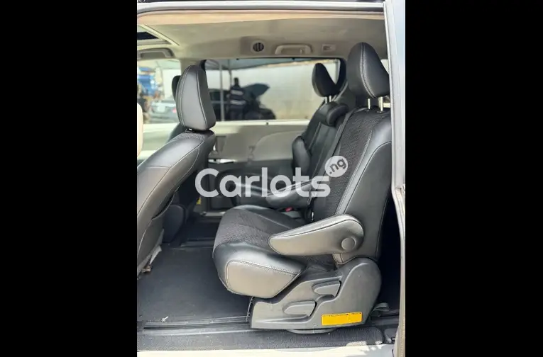 2011 TOYOTA SIENNA SE - 4/5