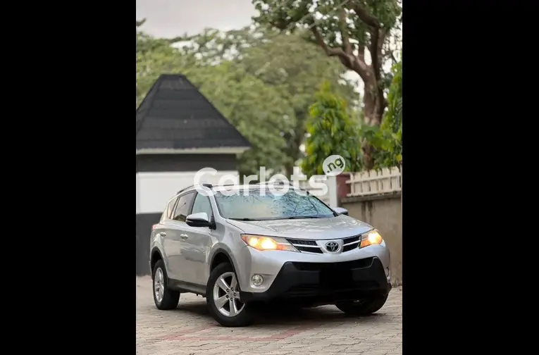 2015 TOYOTA RAV4 XLE - 2/5