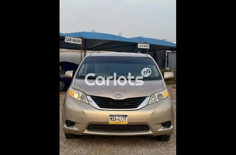 2012 TOYOTA SIENNA LE - 2/5