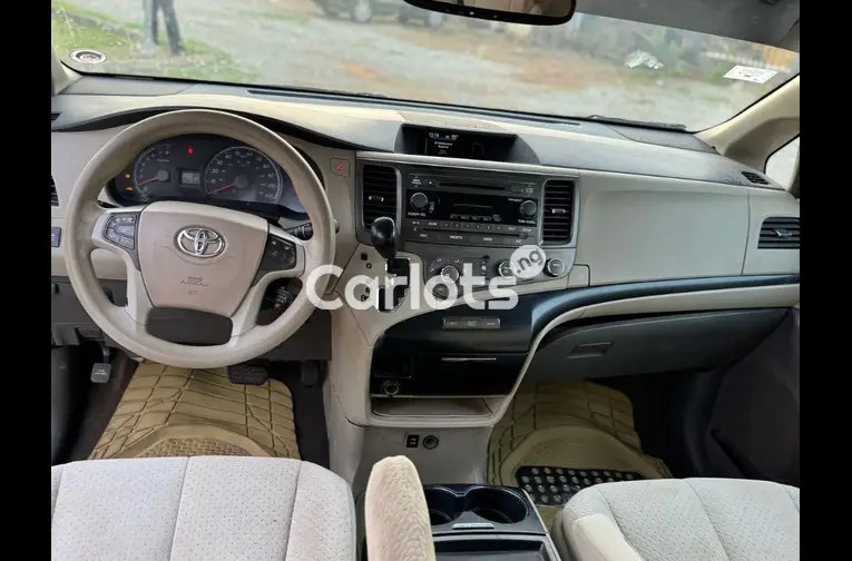 2012 TOYOTA SIENNA LE - 3/5