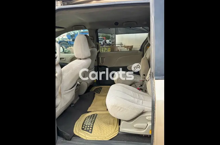 2012 TOYOTA SIENNA LE - 4/5