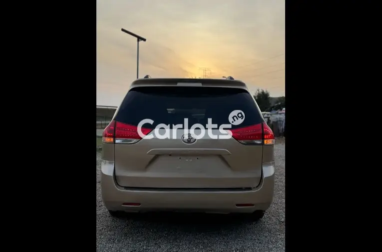 2012 TOYOTA SIENNA LE - 5/5