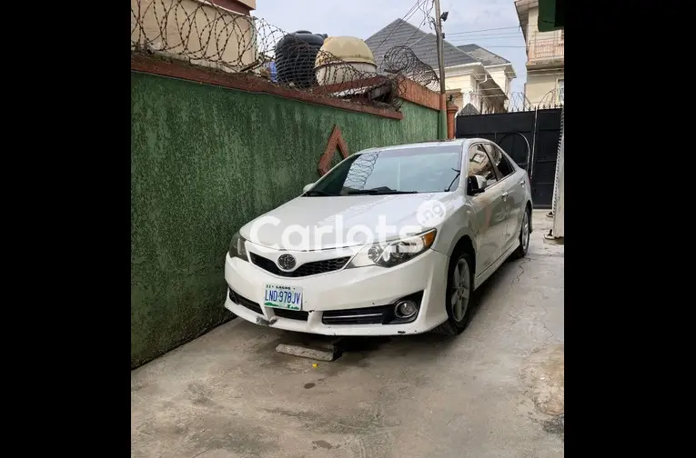 CLEAN FIRST BODY 2013 TOYOTA CAMRY SE