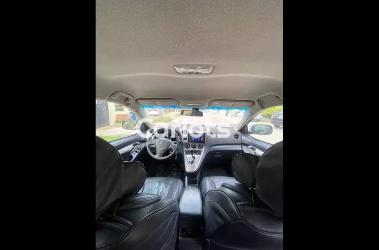 CLEAN 2009 TOYOTA MATRIX XR - 2/5